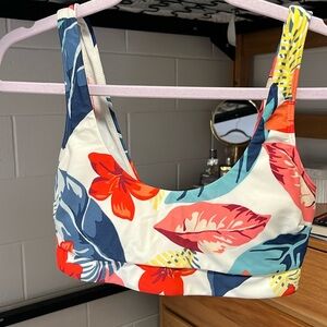 Hollister Swim scoop neck floral bikini top. With pads. Size small